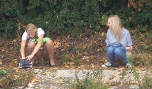 Девушки спалились писая на природе
