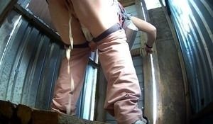 В уличном туалете засняли писающую женщину